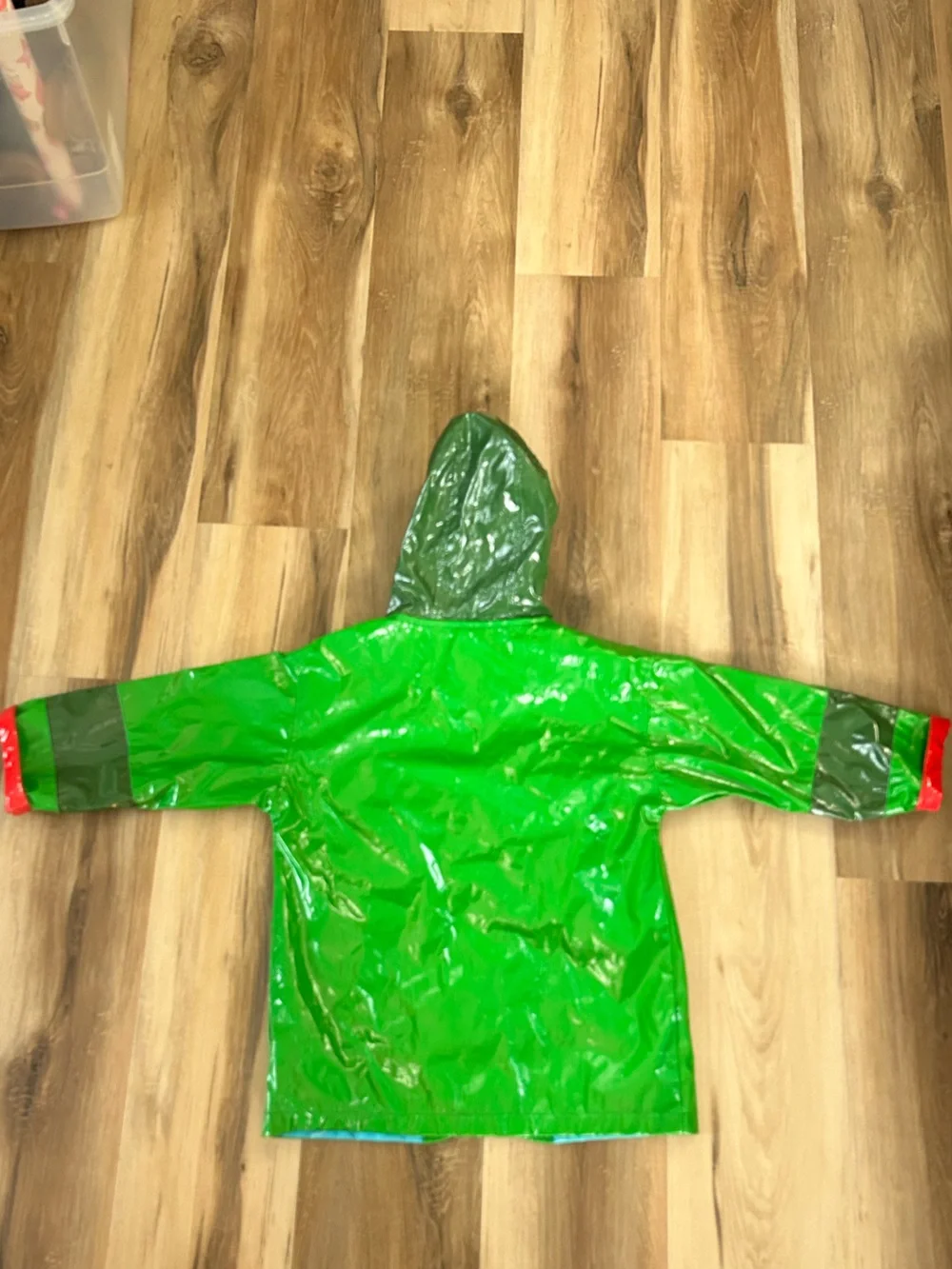 Kidorable size 4/5 green frog Raincoat with hood - excellent condition